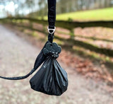 Kotbeutelhalter | schwarz | Pfotenform | Leine | LIEBESFELL